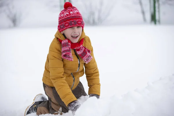 Счастливый Маленький Мальчик Играет Снегу Ребёнок Зимой — стоковое фото