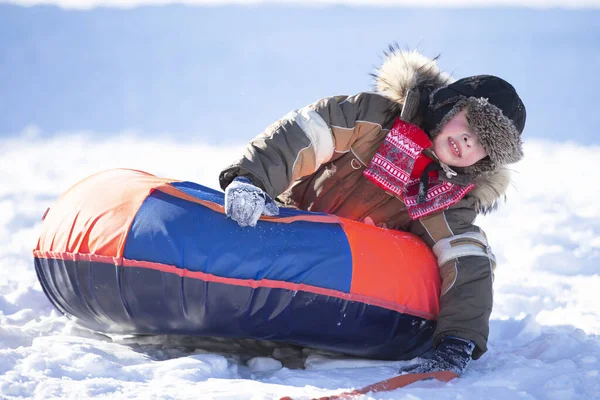 Ένα Χαρούμενο Αγοράκι Κάνει Έλκηθρο Μια Χιονοστιβάδα Παιδί Χειμώνα — Φωτογραφία Αρχείου