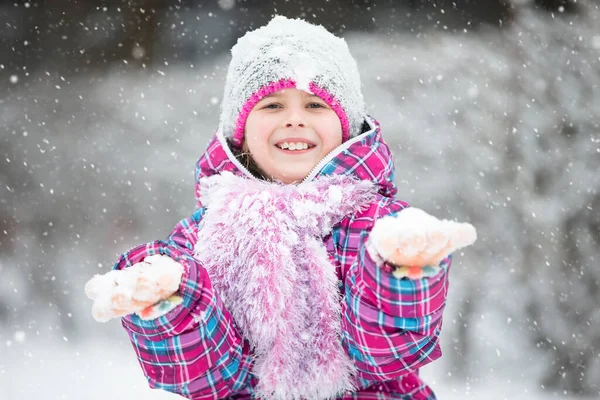 Lycklig Flicka Kastar Snö Barnet Gläds Vintern Och Den Första — Stockfoto