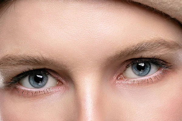 Ojos Azules Una Chica Cerca Parte Cara —  Fotos de Stock