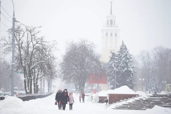 Belarus, Gomil, 11 Şubat 2021. Kışın şehir sokakları. Kış günü şehir..