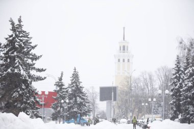 Belarus, Gomil, 11 Şubat 2021. Kışın şehir sokakları. Kış günü şehir..