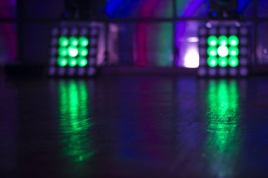 Işık ekipmanlı mavi sahne.