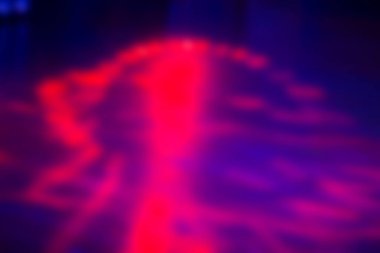 Parlak pembe noktalı bulanık mor arkaplan.