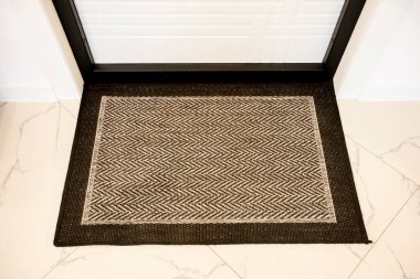 Bej zemin paspası yerde..