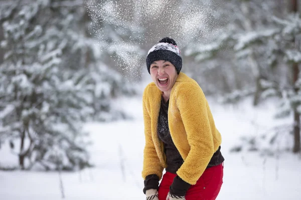 Mulher Meia Idade Feliz Joga Neve Alegremente Uma Mulher Adulta — Fotografia de Stock