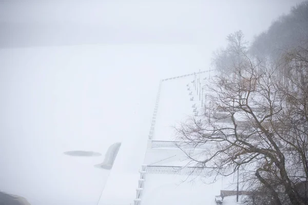 Hóval Borított Töltés Egy Téli Napon Kilátás Városra Felülről — Stock Fotó