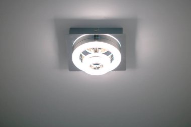 Tavanda LED ışıkları var..