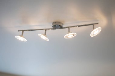 Tavanda LED ışıkları var..