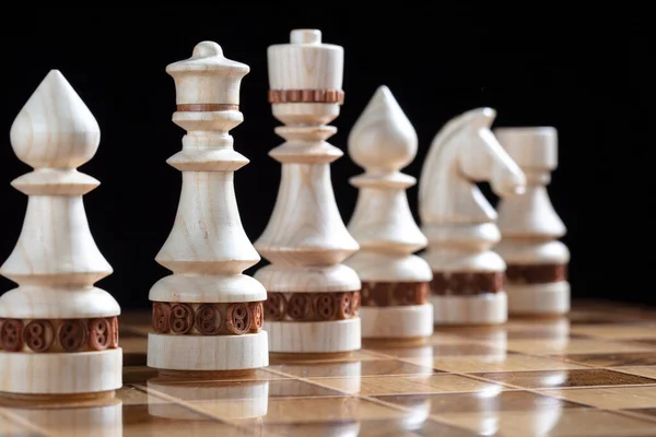 Weiße Schachfiguren Auf Einem Schachfeld Ein Puzzlespiel Mit Kniffligen Kombinationen — Stockfoto