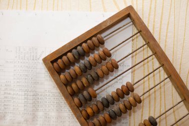 Haritaların arka planında eski ahşap abaküs.