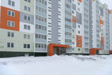 Tipik çok katlı yeni bir binanın parçası..