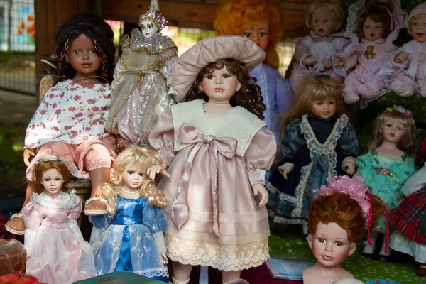 老式玩具娃娃在市场上的展示 古董玩具正大减价 — 图库照片