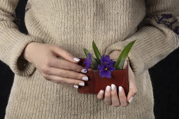 Kobiece Ręce Pięknym Manicure Trzymać Torebkę Fioletowymi Kwiatami — Zdjęcie stockowe
