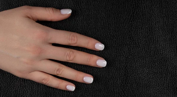 Klasyczny Biały Manicure Ciemnym Tle — Zdjęcie stockowe
