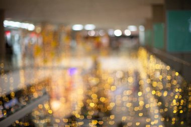 Altın ve beyaz benekli bulanık arkaplan.