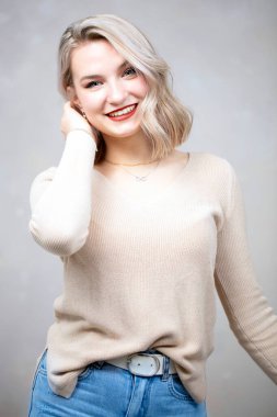 Avrupa görünümlü mutlu genç kız. Kız on yedi yaşında..