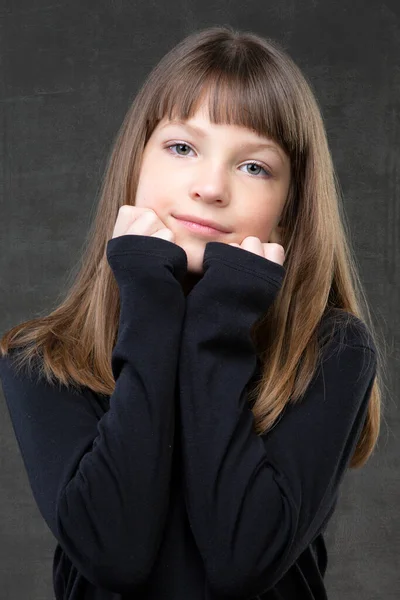 肖像画の美しいです10歳の少女上の灰色の背景 — ストック写真