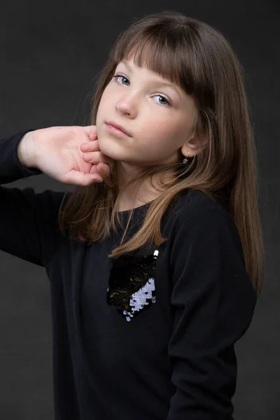 Красивая Маленькая Девочка Смотрит Камеру Сером Фоне — стоковое фото