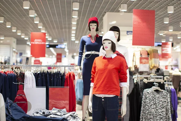 穿着白色针织帽子和红色毛衣的服装店里的人体模特 妇女服装的销售 — 图库照片