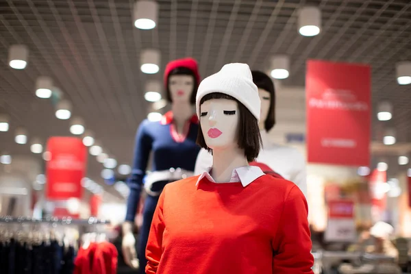 Maniquíes Una Tienda Ropa Sombrero Punto Blanco Suéter Rojo Venta — Foto de Stock