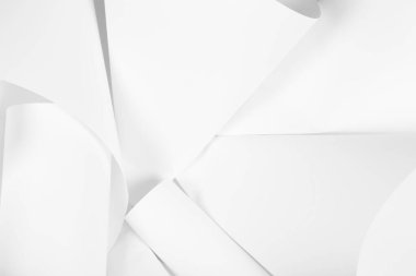 Beyaz ofis kağıtları bükülmüş ve dağınık. Kağıt beyaz soyut arkaplan.