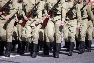 Muşamba botlu Rus askerleri cephede..