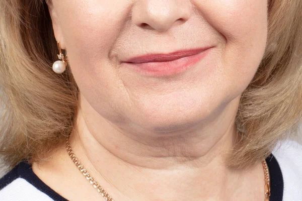 Pół Twarzy Zmarszczkami Starszej Kobiety Zmarszczone Usta Dojrzałej Kobiety Objawy — Zdjęcie stockowe