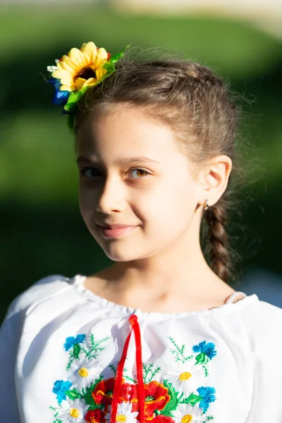 Mała Ukraińska Białoruska Dziewczyna Haftowanej Koszuli Letnim Tle — Zdjęcie stockowe