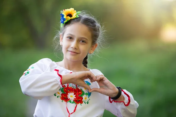 Nakışlı Gömlekli Küçük Bir Ukraynalı Belaruslu Kız Parmaklarıyla Bir Kalp — Stok fotoğraf