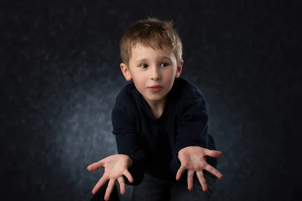 Αστείο Αγοράκι Δείχνει Χέρια Του Παιδί Τεσσάρων Ετών — Φωτογραφία Αρχείου