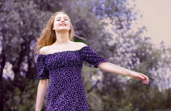 Happy Young Girl Romantic Dress Green Summer Meadow Beautiful Teen — Stockfoto