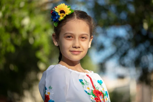 Mała Ukraińska Białoruska Dziewczyna Haftowanej Koszuli Letnim Tle — Zdjęcie stockowe