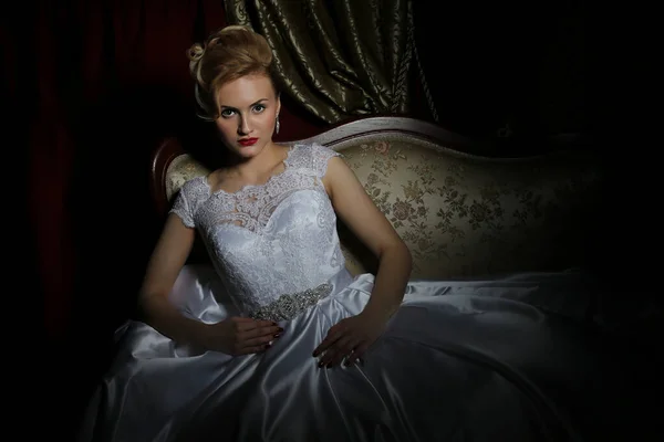 Beautiful Bride White Dress Dark Background Wedding Fashion Salon Gorgeous — Zdjęcie stockowe