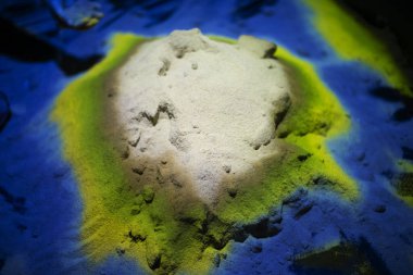 Çok renkli dağınık kumların arkaplanı.