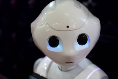 Android robot siyah arkaplanda yakın plan.
