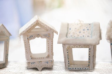 Doğaçlama malzemelerden kuşlar için besleyiciler. Noel ağacı besleyicileri.