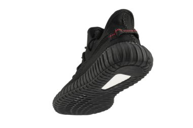 Beyaz arka planda siyah paçavra ayakkabı..