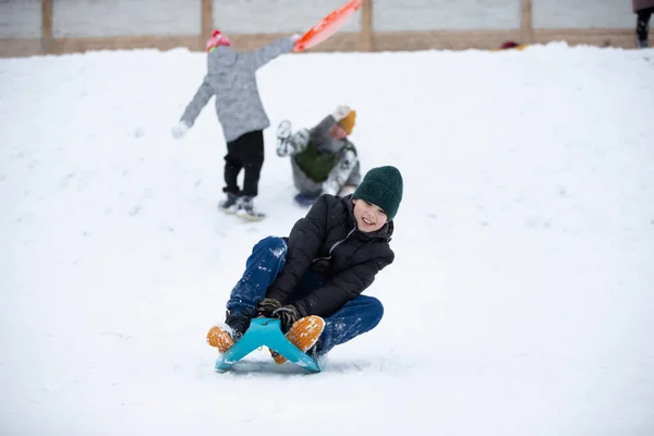 Kinderen Winter Jongens Vrienden Zijn Sleeën — Stockfoto