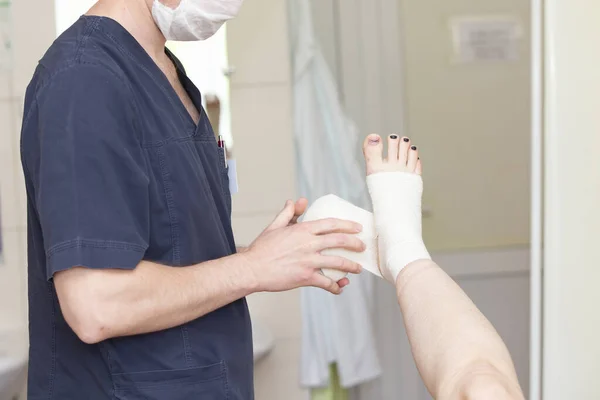 Doctor Bandages Patient Leg Surgeon Patient Vein Surgery — Stockfoto