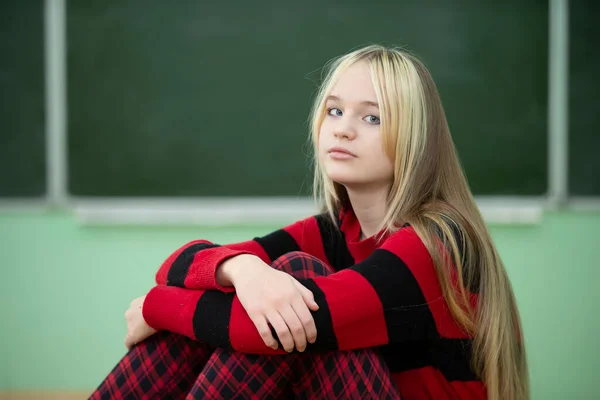 Teenager Senior School Age Teenage Girl Sits Background Blackboard Looks — ストック写真