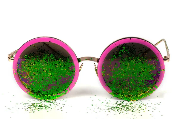 Lunettes Soleil Glamour Aux Reflets Verts Sur Fond Blanc — Photo