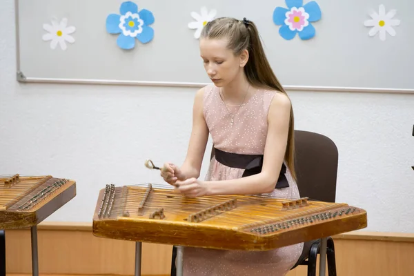 Girl Plays Ethnic Instrument Dulcimer — Foto de Stock