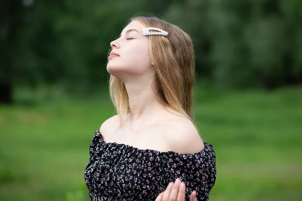 Uma Menina Bonita Com Cabelos Longos Fechou Olhos Fundo Verão — Fotografia de Stock