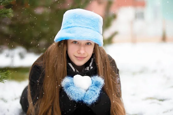 Kürk Şapkalı Eldivenli Güzel Bir Kız Elinde Bir Kartopu Tutuyor — Stok fotoğraf