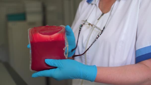 Плазма Крови Руках Медицинского Работника — стоковое видео