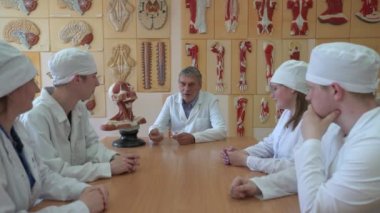  Tıp fakültesi. Doktor öğrencilere öğretiyor..