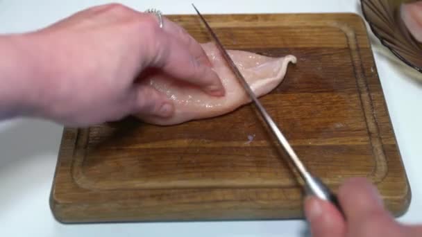 Fleisch Auf Einem Brett Schneiden — Stockvideo