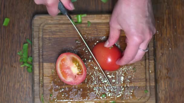 Hand Snijdt Een Tomaat Met Een Mes — Stockvideo
