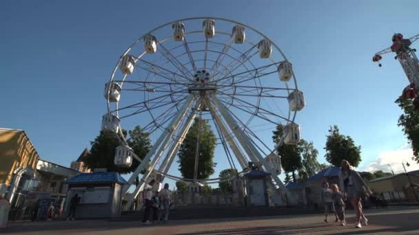 Attrazione Popolare Nel Parco Ruota Panoramica Sullo Sfondo — Video Stock